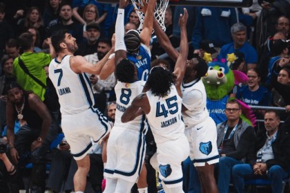 开云app下载-万军取首！魔术官媒晒布莱克隔扣照：安东尼-布莱克！