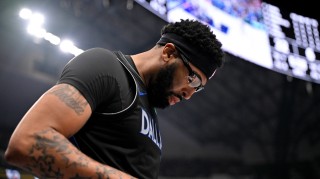 可千万别呀！浓眉防守马尔卡宁手指受伤 看起来挺痛苦&amp;回更衣室了