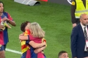 开云体育下载-踢满120分钟助巴萨夺冠！18岁库巴西赛后与妈妈拥抱庆祝