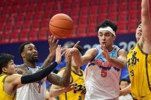 开云体育下载-新赛季无球可打！新疆男篮旧将合同到期走人，曾单场狂砍42+10+10